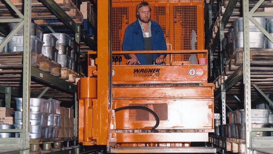 1986: Almacén totalmente automatizado