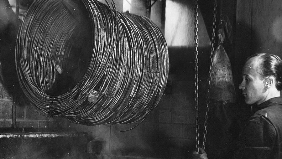 1954: Máquina hidráulica de corte de acero