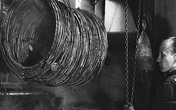 1954: Máquina hidráulica de corte de acero