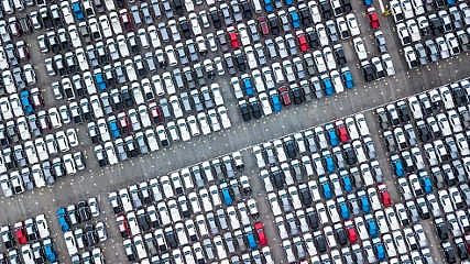 Autos auf einem Parkplatz